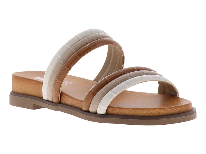 Sandalia casual para mujer con tiras en tonos beige, crema y café sobre suela plana color tan.