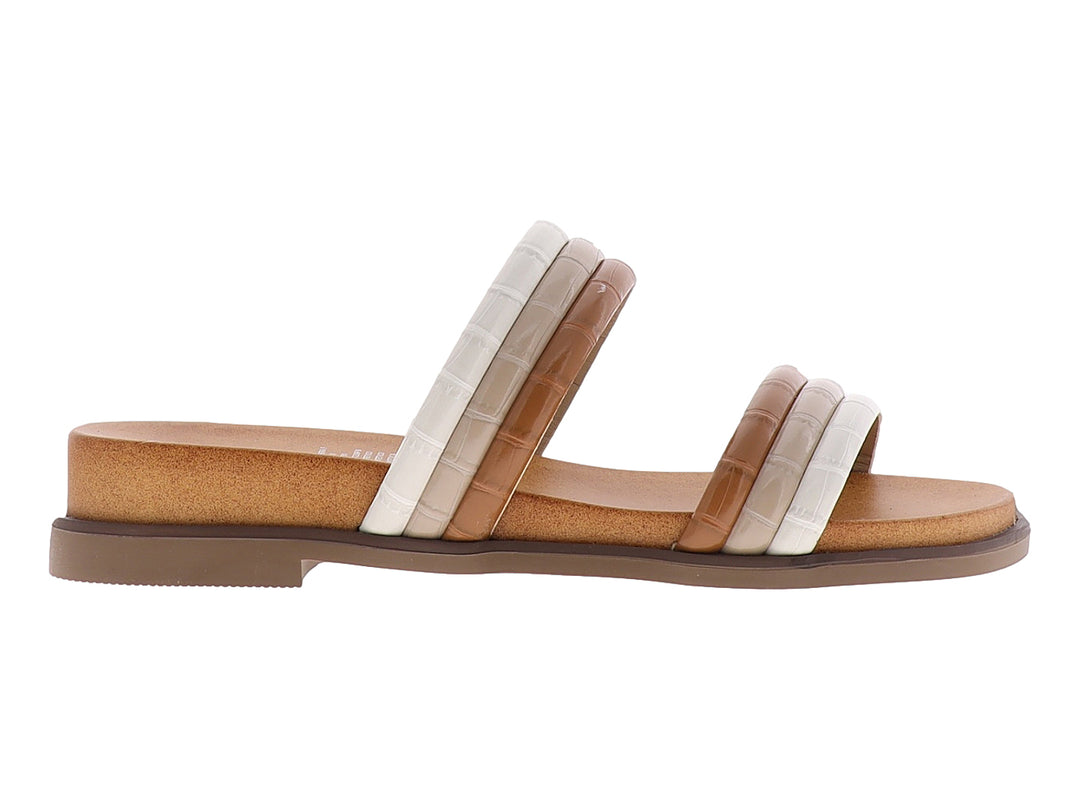 Sandalia casual para mujer con tiras en tonos beige, crema y café sobre suela plana color tan.
