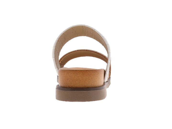 Sandalia casual para mujer con tiras en tonos beige, crema y café sobre suela plana color tan.