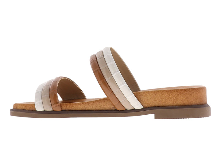 Sandalia casual para mujer con tiras en tonos beige, crema y café sobre suela plana color tan.