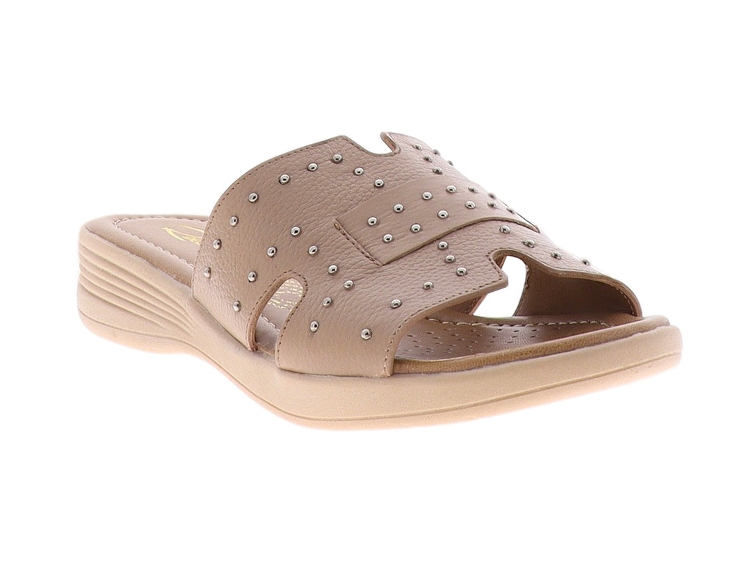 Sandalia color beige de piel con detalles de tachuelas plateadas y suela cómoda.