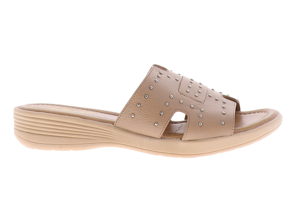 Sandalia color beige de piel con detalles de tachuelas plateadas y suela cómoda.