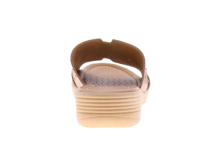 Sandalia color beige de piel con detalles de tachuelas plateadas y suela cómoda.
