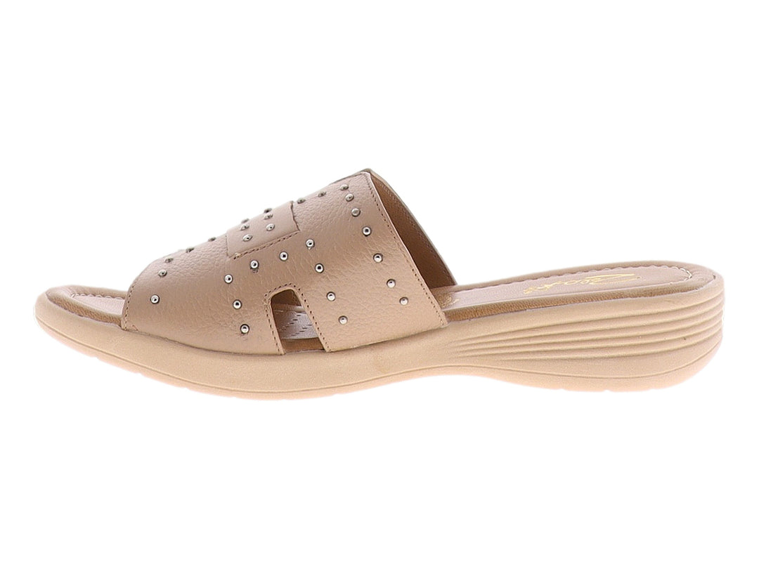 Sandalia color beige de piel con detalles de tachuelas plateadas y suela cómoda.