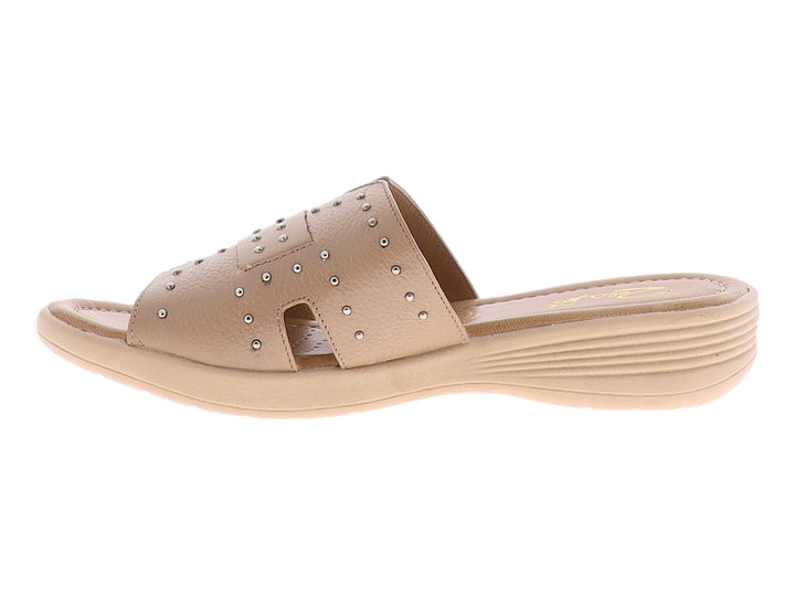 Sandalia color beige de piel con detalles de tachuelas plateadas y suela cómoda.