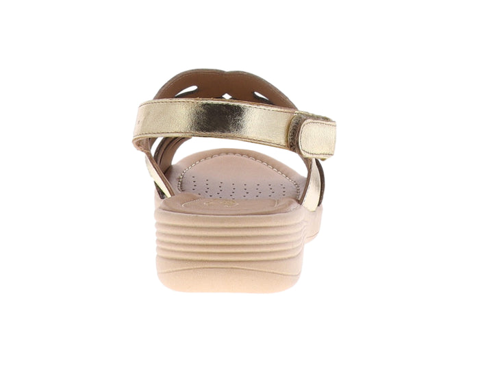 Sandalia de piel color oro con diseño de tiras caladas y suela beige.
