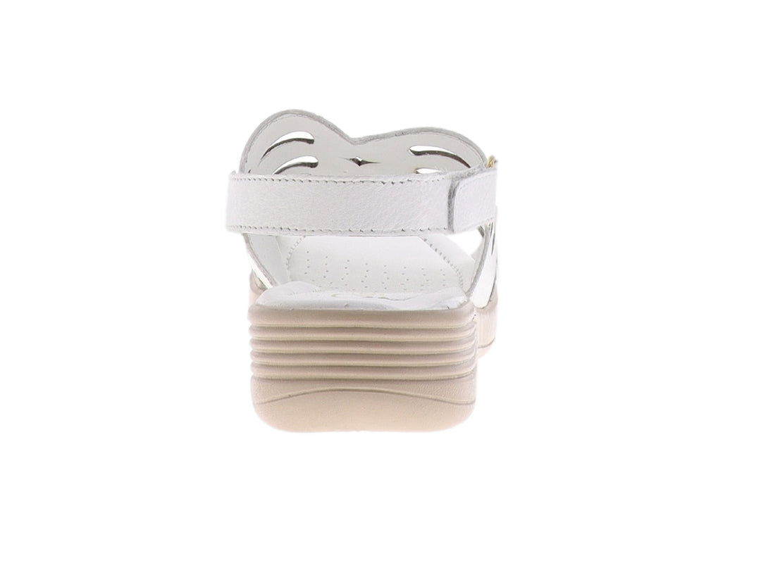 Sandalia blanca de piel con suela beige y diseño de tiras caladas para mujer.