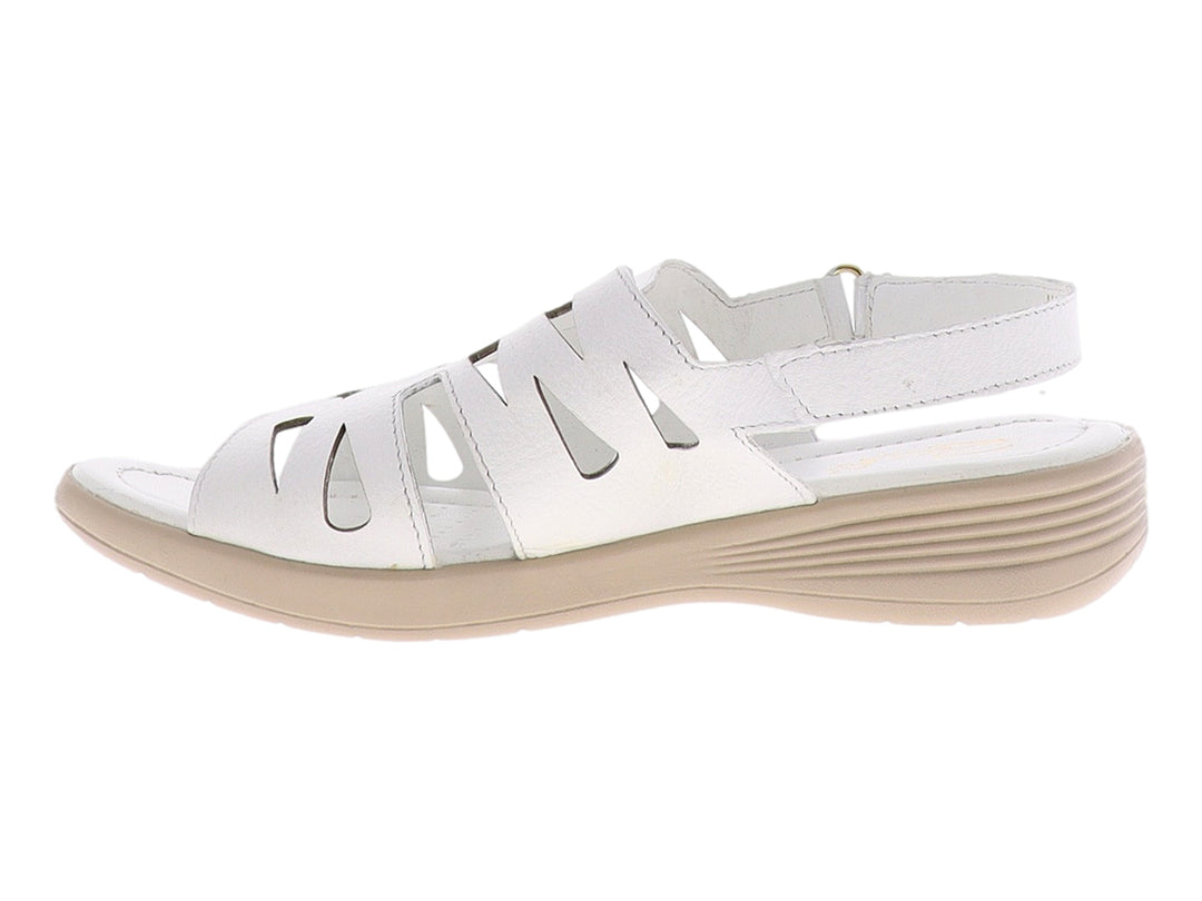 Sandalia blanca de piel con suela beige y diseño de tiras caladas para mujer.