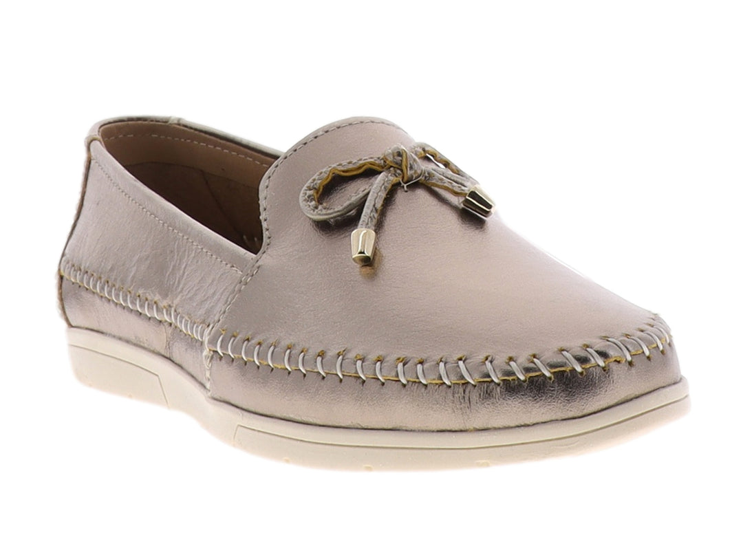 Zapato plano tipo mocasín color gris metálico con costuras blancas y un lazo decorativo.