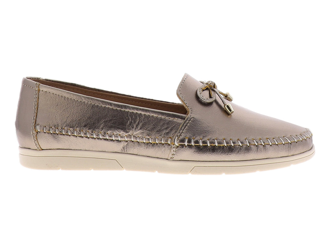 Zapato plano tipo mocasín color gris metálico con costuras blancas y un lazo decorativo.