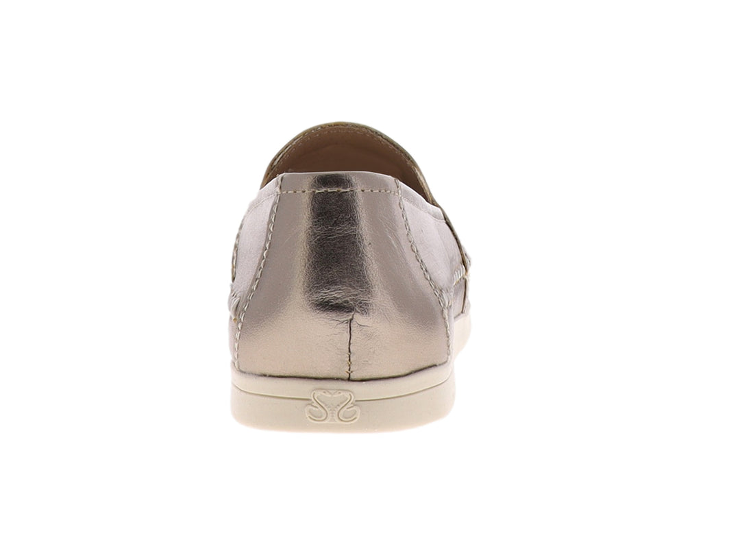 Zapato plano tipo mocasín color gris metálico con costuras blancas y un lazo decorativo.