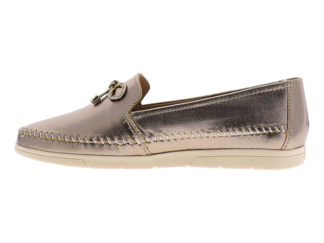 Zapato plano tipo mocasín color gris metálico con costuras blancas y un lazo decorativo.