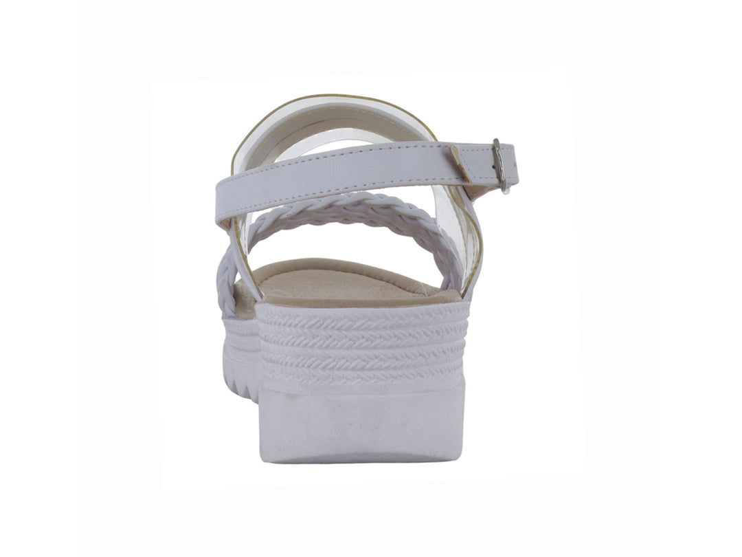 Sandalia blanca de plataforma con correa trenzada y detalle transparente.