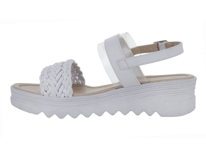 Sandalia blanca de plataforma con correa trenzada y detalle transparente.