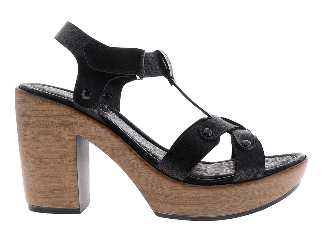 Sandalia negra de plataforma con tacón grueso efecto madera y correas ajustables.
