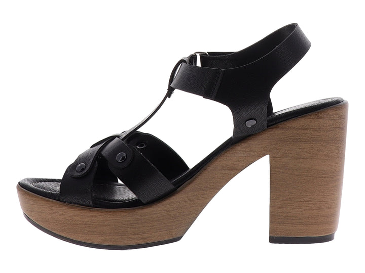 Sandalia negra de plataforma con tacón grueso efecto madera y correas ajustables.
