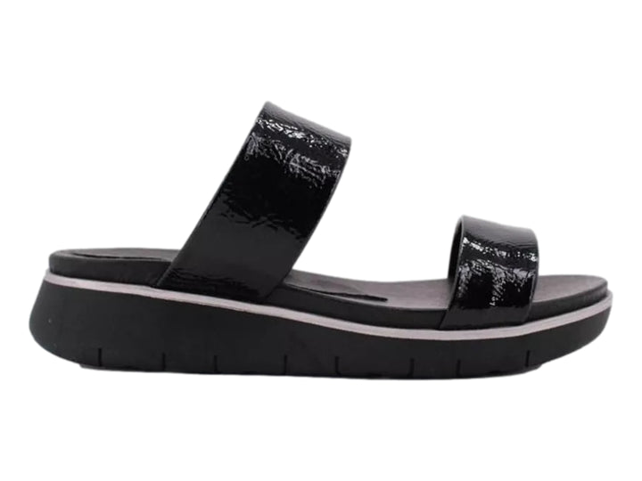 Sandalias negras de charol brillante con plataforma y dos bandas anchas sobre fondo blanco.