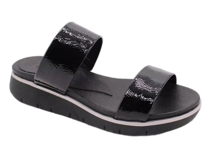 Sandalias negras de charol brillante con plataforma y dos bandas anchas sobre fondo blanco.