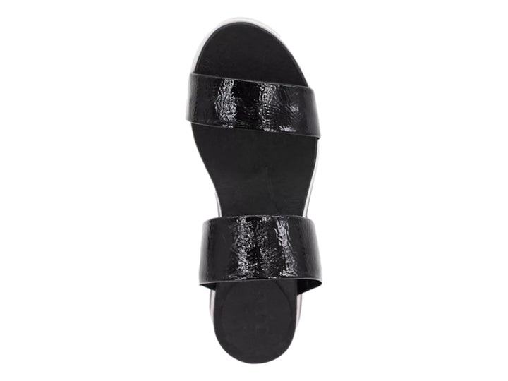 Sandalias negras de charol brillante con plataforma y dos bandas anchas sobre fondo blanco.