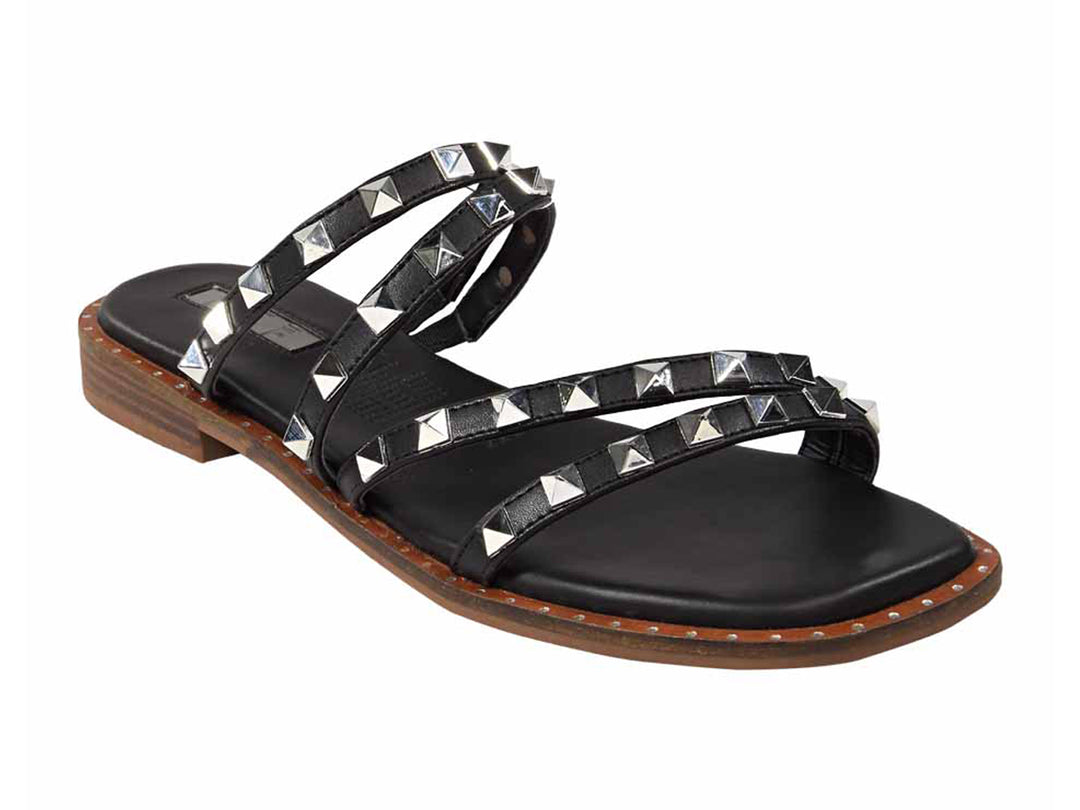Sandalia negra de tiras con estoperoles plateados y suela color madera.