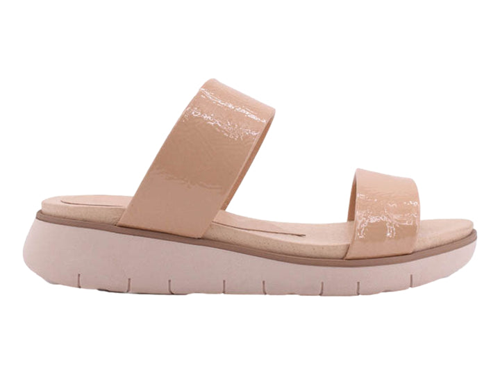 Sandalia de plataforma color beige con tiras de charol brillante.