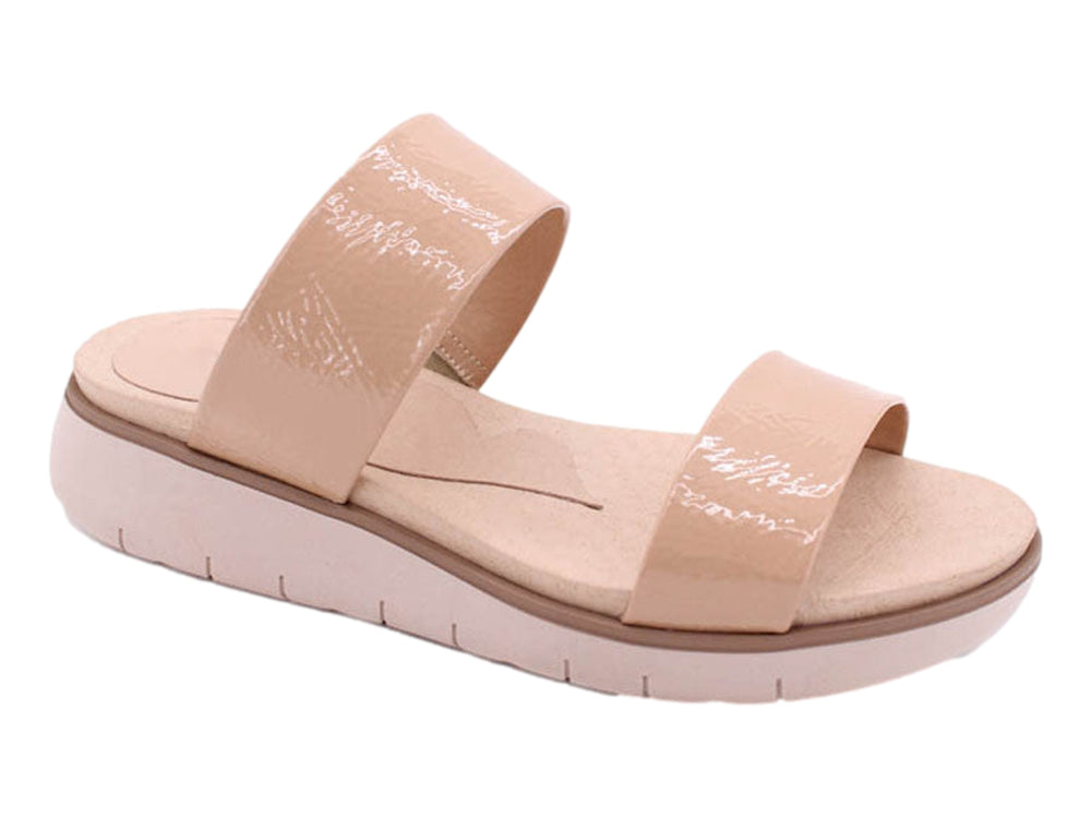 Sandalia de plataforma color beige con tiras de charol brillante.
