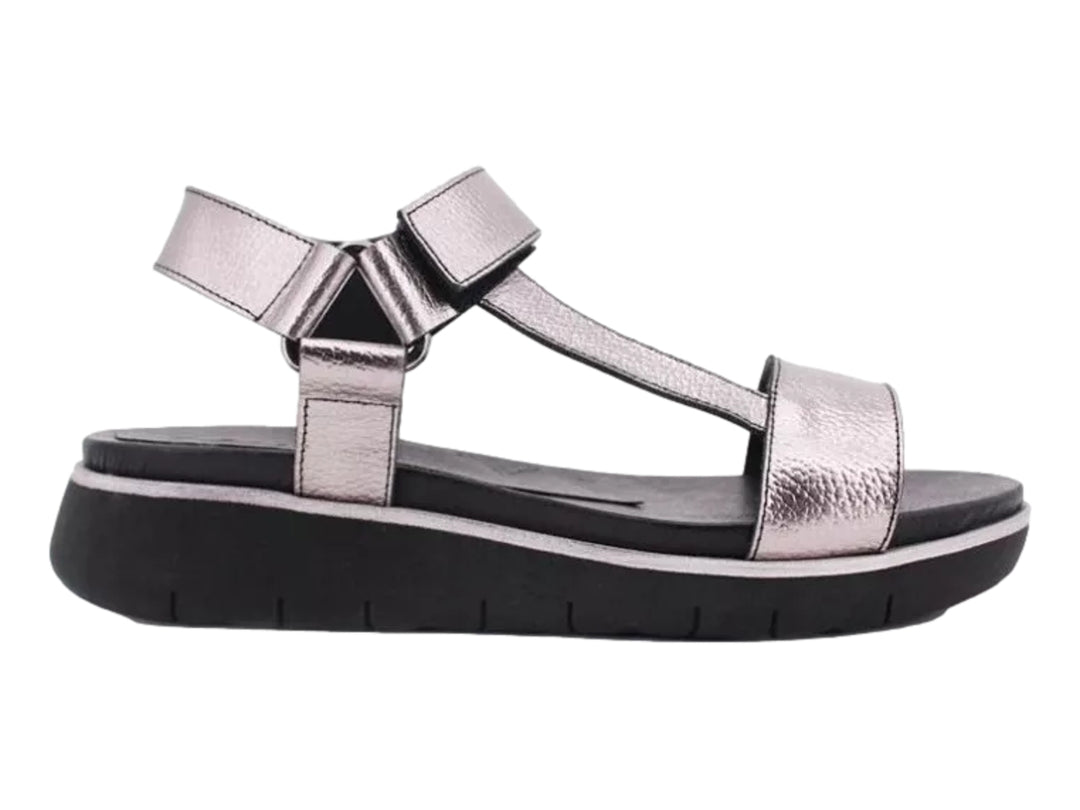 Sandalia de plataforma color plata con suela negra y correas ajustables.