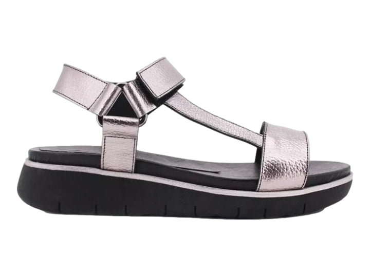 Sandalia de plataforma color plata con suela negra y correas ajustables.