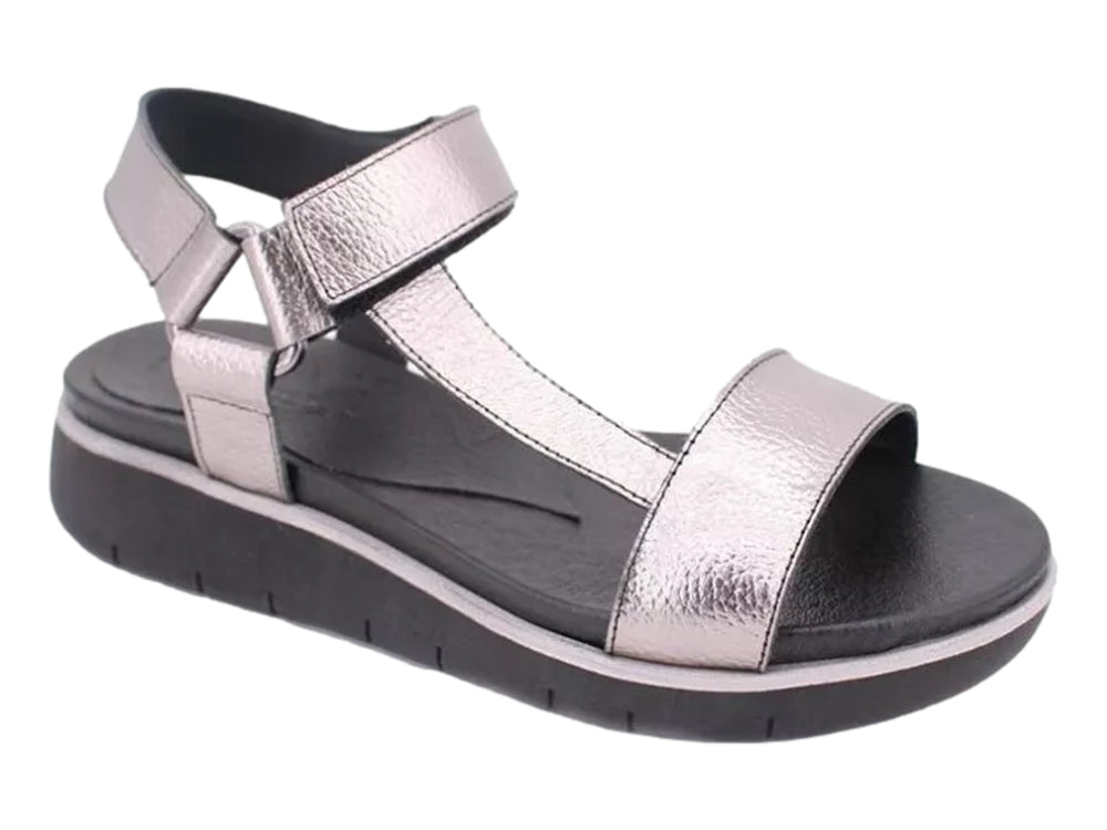 Sandalia de plataforma color plata con suela negra y correas ajustables.