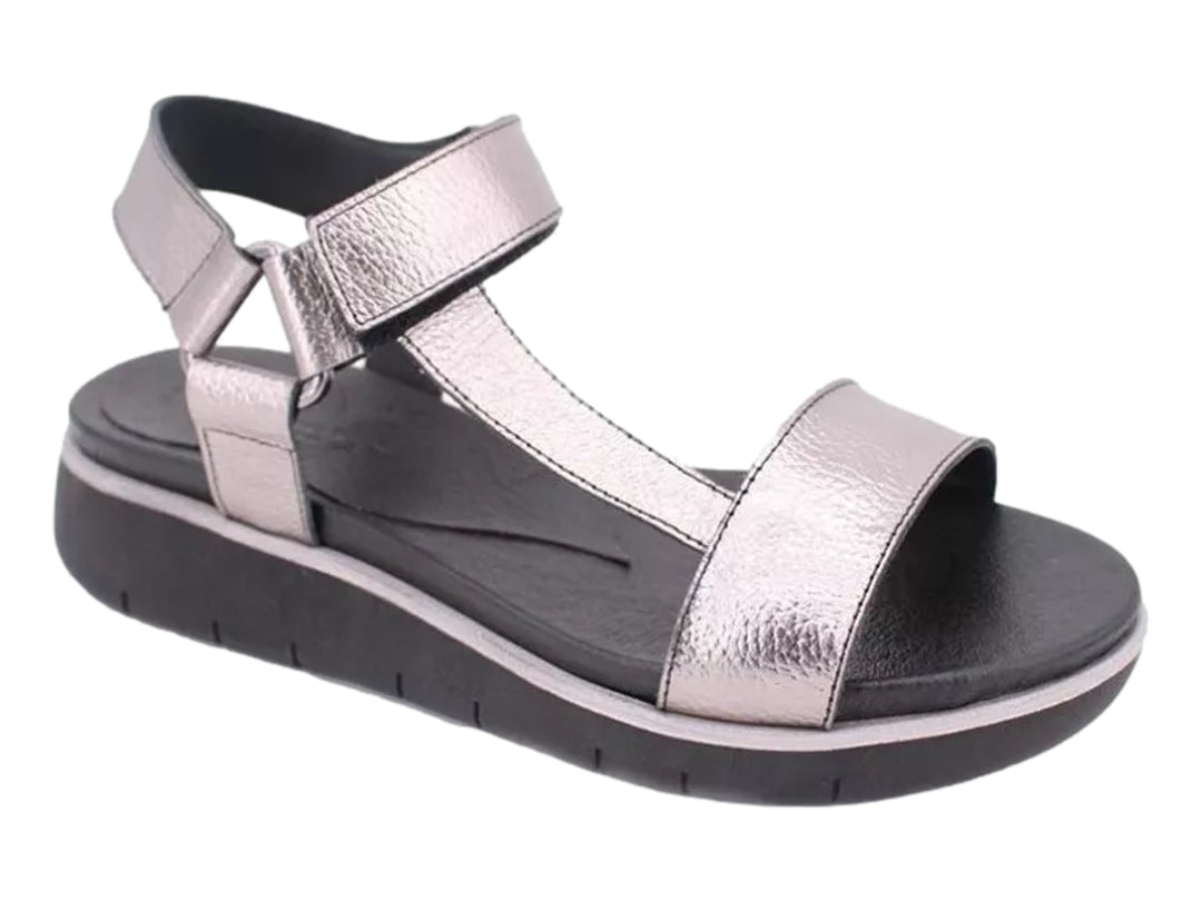 Sandalia de plataforma color plata con suela negra y correas ajustables.
