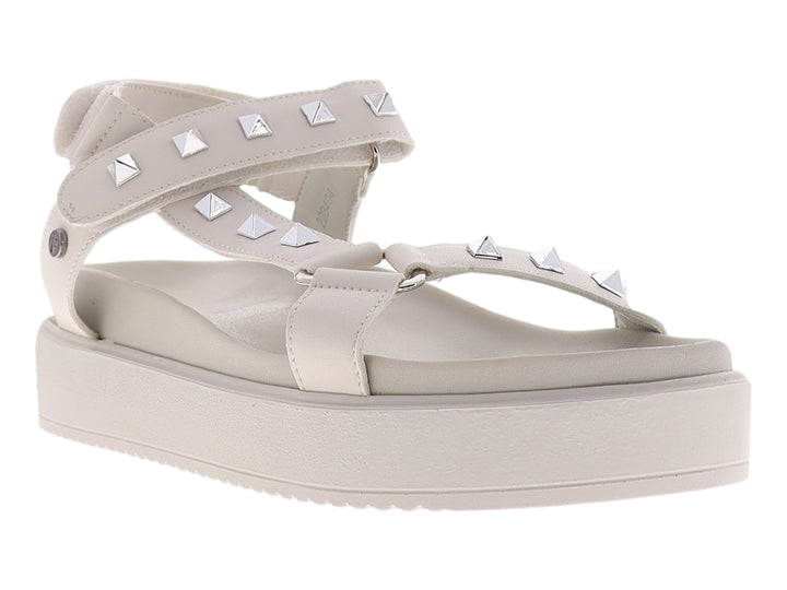 Sandalia de plataforma color latte con detalles de tachuelas plateadas y cierre de velcro.