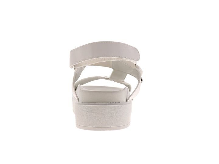 Sandalia de plataforma color latte con detalles de tachuelas plateadas y cierre de velcro.