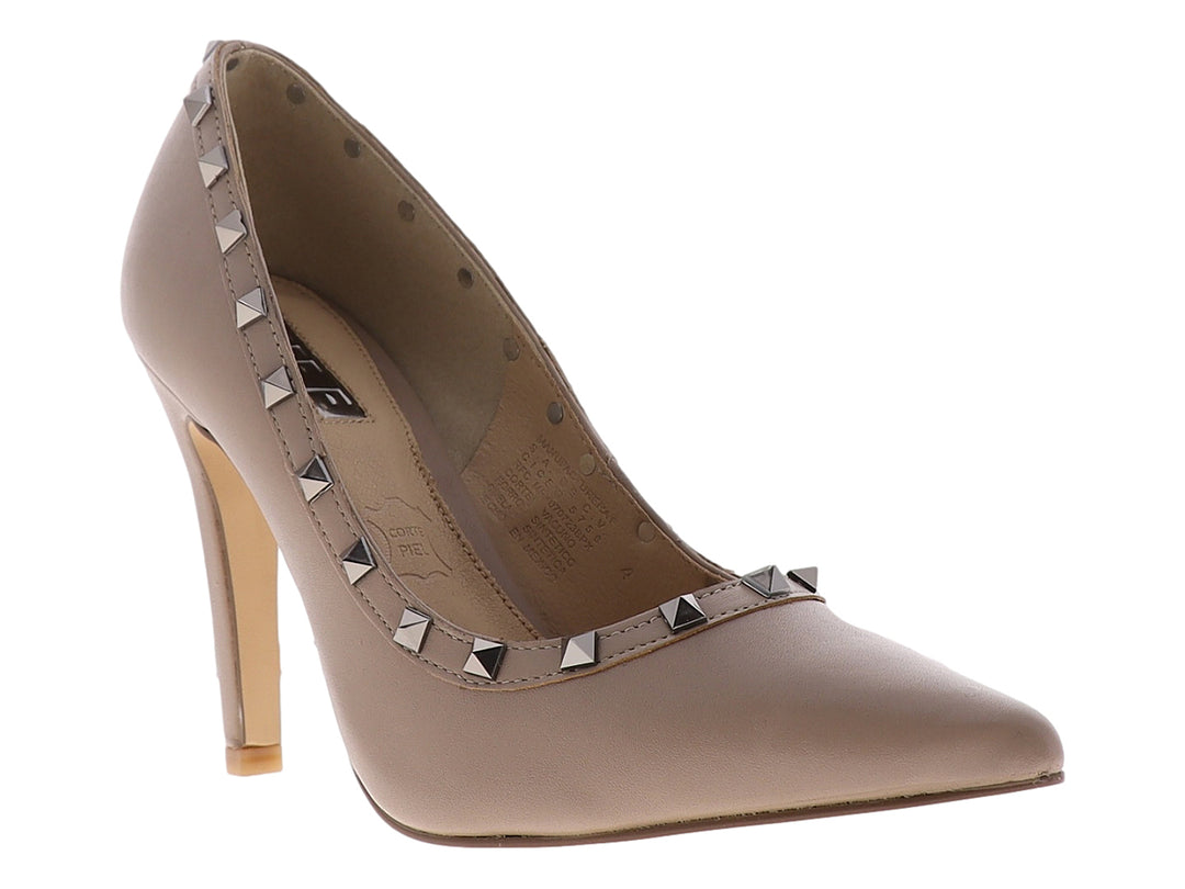 Zapato stiletto color nude con estoperoles plateados y tacón alto.