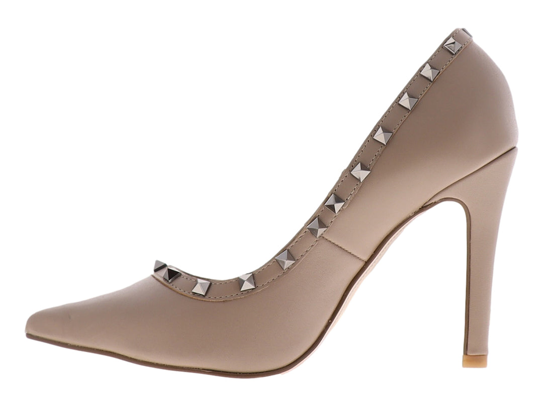 Zapato stiletto color nude con estoperoles plateados y tacón alto.