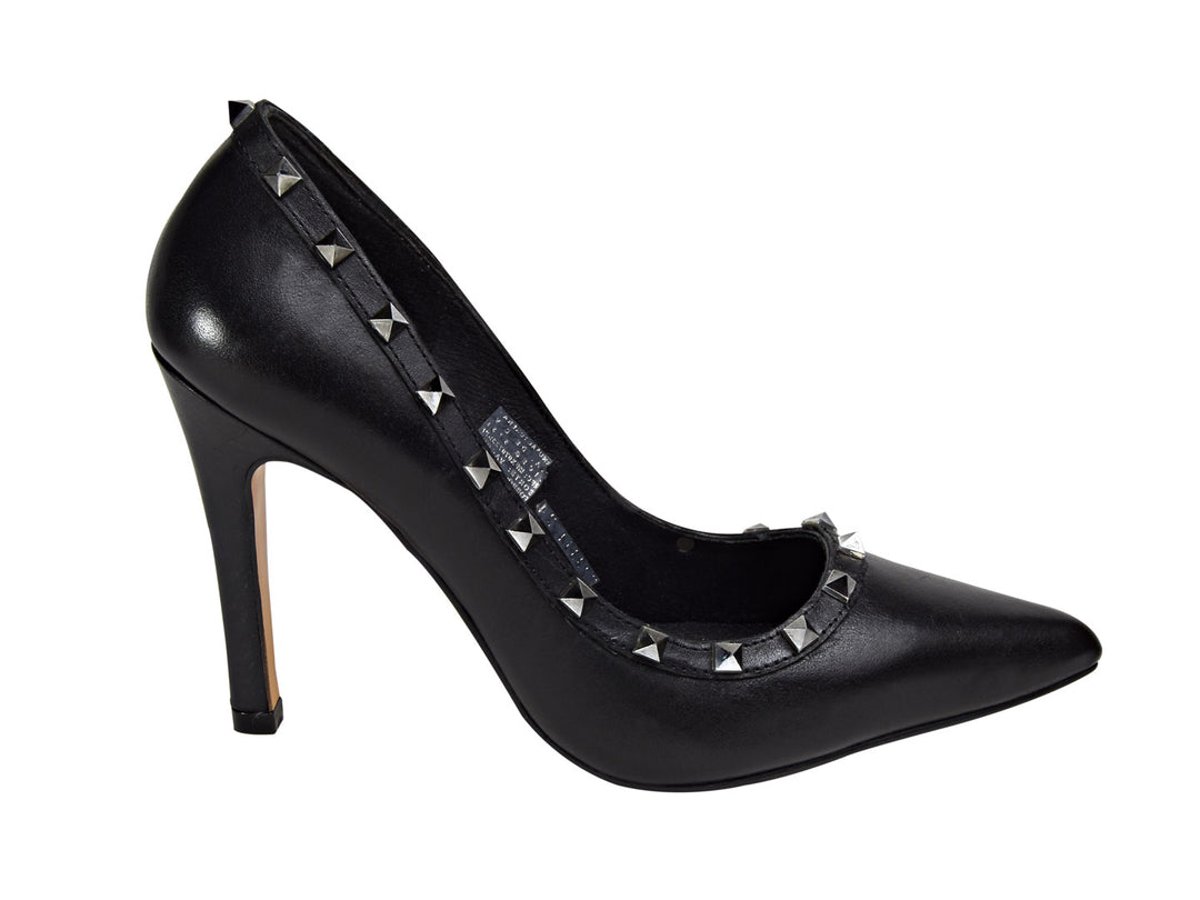 Zapato stiletto negro para mujer con estoperoles plateados y tacón alto.
