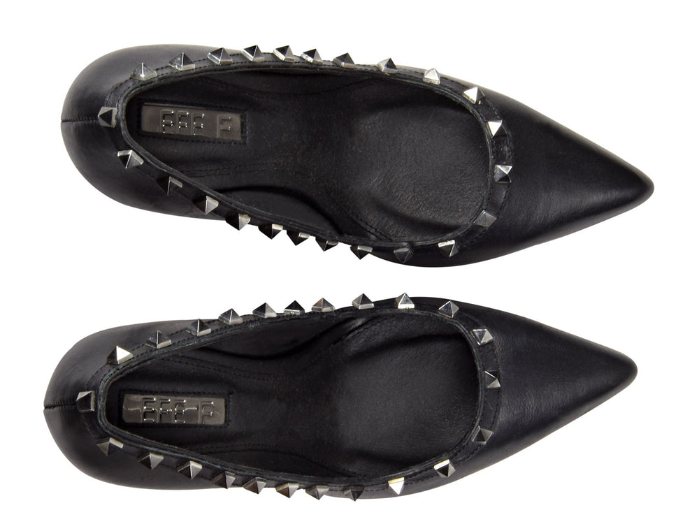 Zapato stiletto negro para mujer con estoperoles plateados y tacón alto.