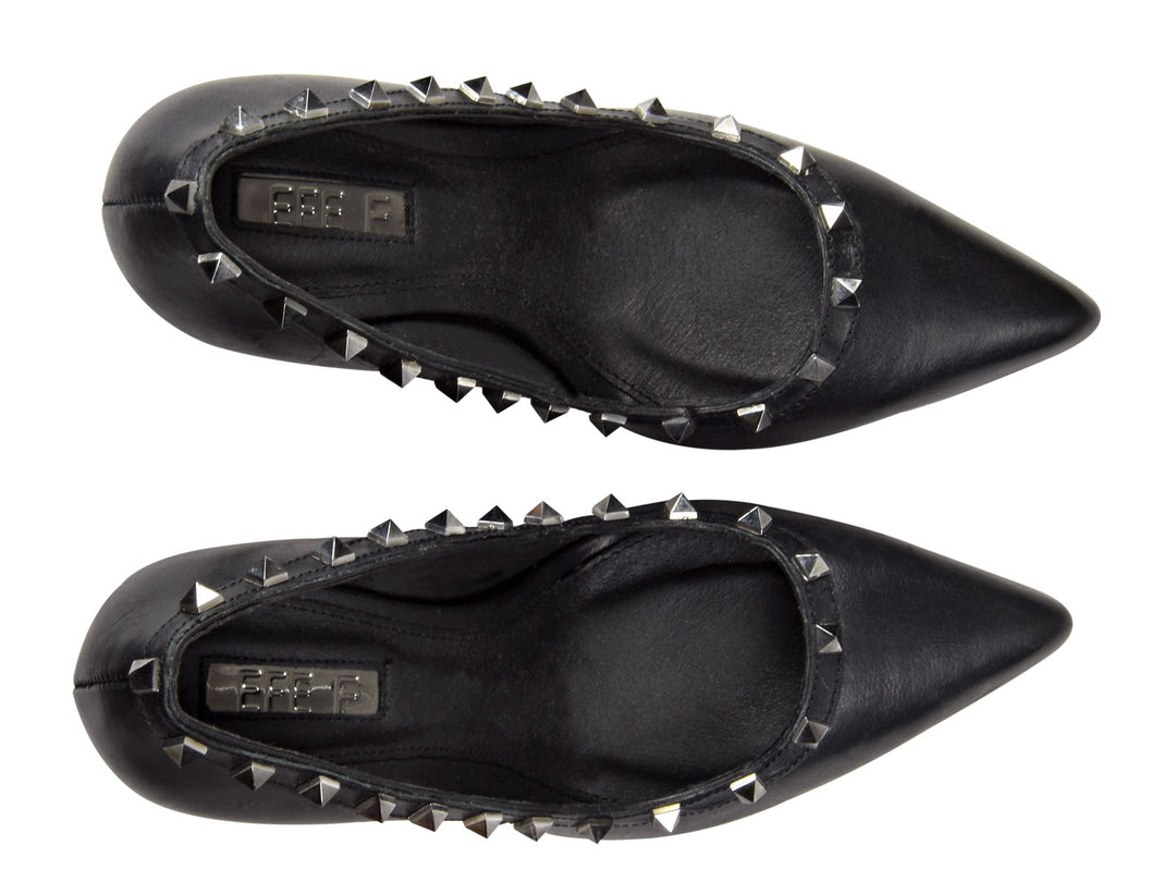 Zapato stiletto negro para mujer con estoperoles plateados y tacón alto.