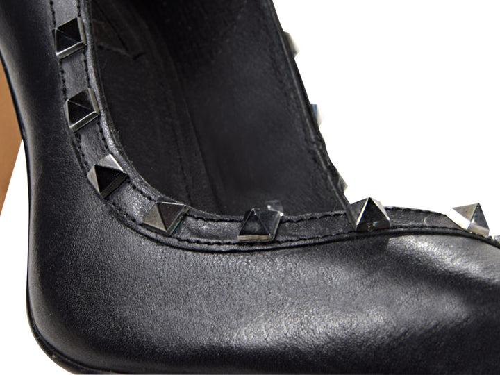 Zapato stiletto negro para mujer con estoperoles plateados y tacón alto.