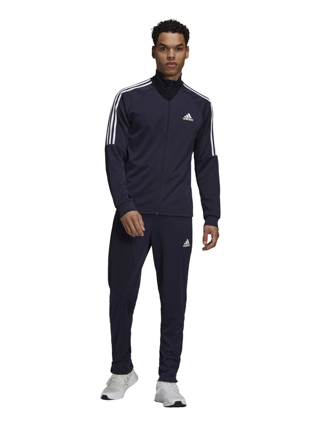 Hombre vistiendo conjunto deportivo Adidas color azul marino con rayas blancas laterales.