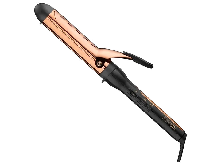 Tenaza rizadora Conair InfinitiPro en color dorado y negro con barril de 1 1/4 pulgadas y su empaque original.