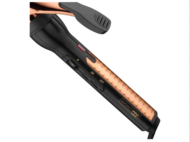 Tenaza rizadora Conair InfinitiPro en color dorado y negro con barril de 1 1/4 pulgadas y su empaque original.
