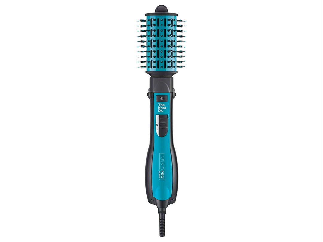 Cepillo de aire Conair color azul con cerdas negras y mango ergonómico para peinado.