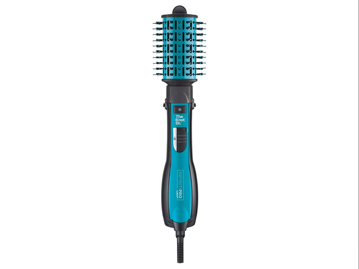 Cepillo de aire Conair color azul con cerdas negras y mango ergonómico para peinado.
