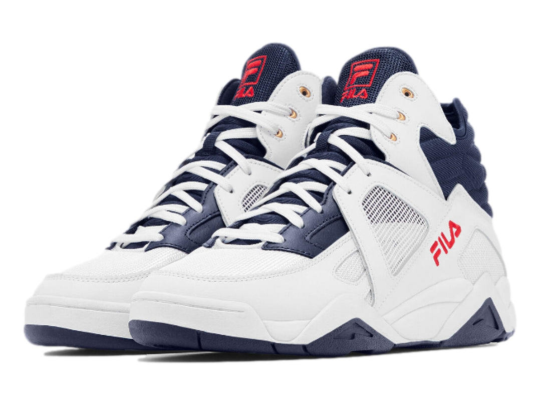 Tenis FILA Cage Mid para hombre en color blanco con detalles en azul marino y logos rojos.