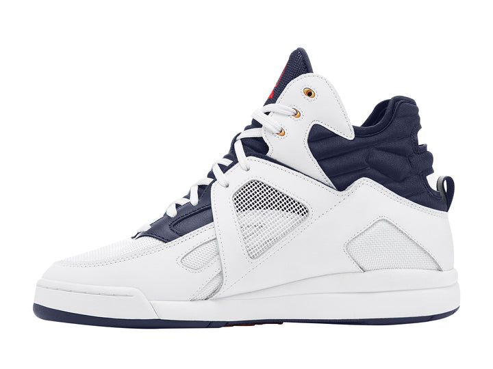 Tenis FILA Cage Mid para hombre en color blanco con detalles en azul marino y logos rojos.