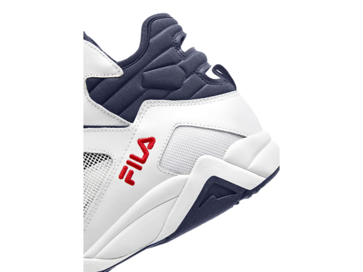 Tenis FILA Cage Mid para hombre en color blanco con detalles en azul marino y logos rojos.