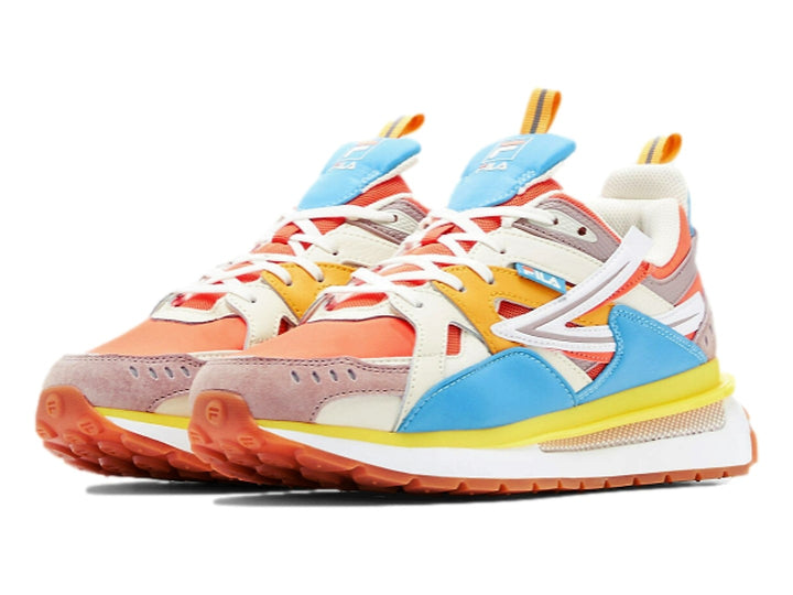 Tenis FILA Sandenal para hombre en colores naranja, azul y amarillo con suela gruesa.
