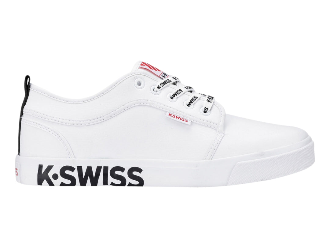 Tenis blancos K-Swiss de corte bajo con logotipo negro en el lateral y cordones blancos y negros.