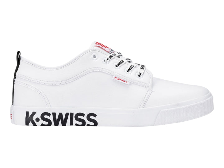 Tenis blancos K-Swiss de corte bajo con logotipo negro en el lateral y cordones blancos y negros.