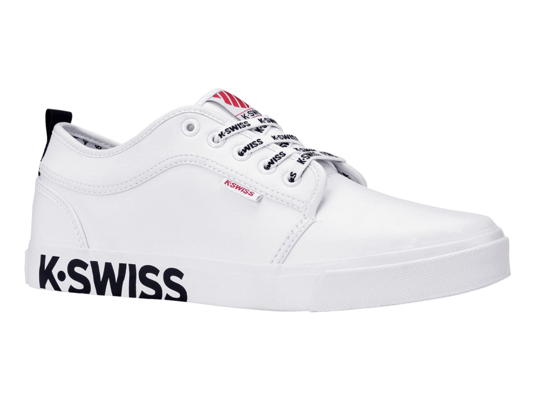 Tenis blancos K-Swiss de corte bajo con logotipo negro en el lateral y cordones blancos y negros.